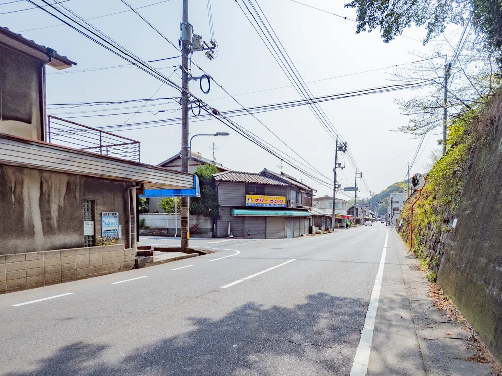 藤戸饅頭本舗への行き方：県道165号線 藤戸寺前(天城中学校南口)下