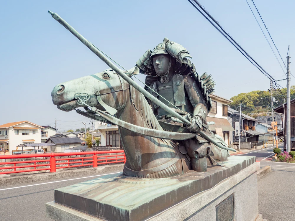 藤戸饅頭本舗:盛綱橋の佐々木盛綱像