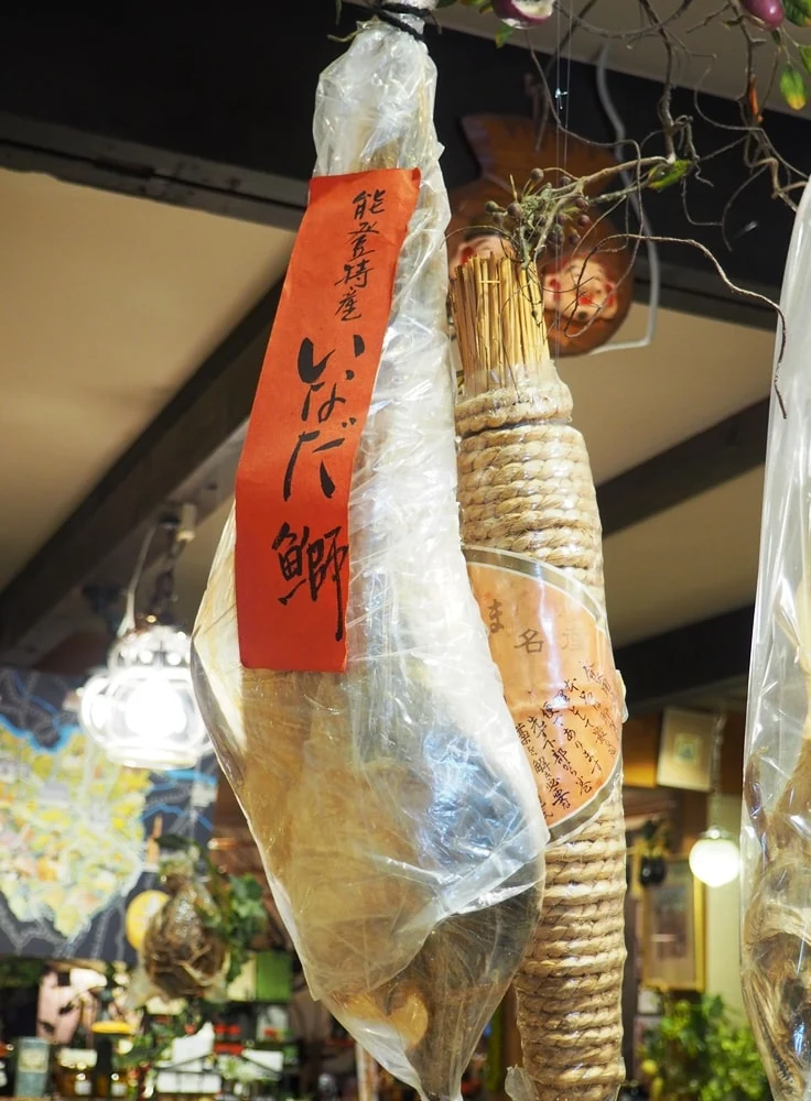 店内に展示しているいなだ鰤(ぶり)