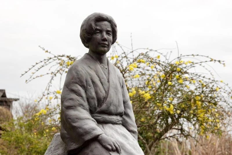 横溝正史像