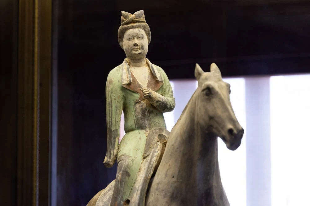 大原美術館 灰陶加彩女子騎馬俑