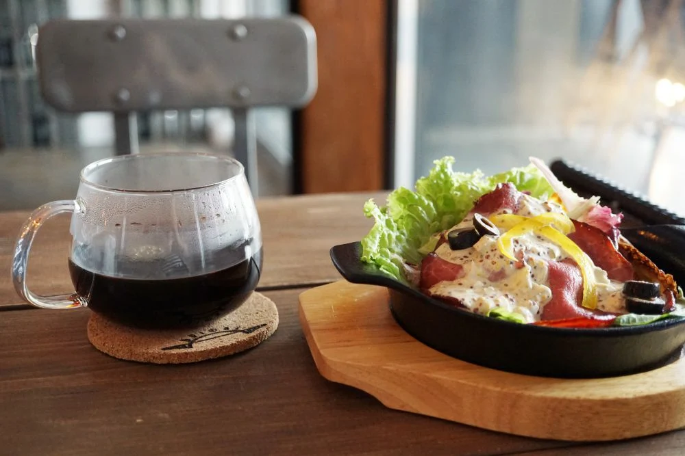 CAFE BRIDGE ローストビーフ自家製ソース添えのダッチベイベーとコーヒー