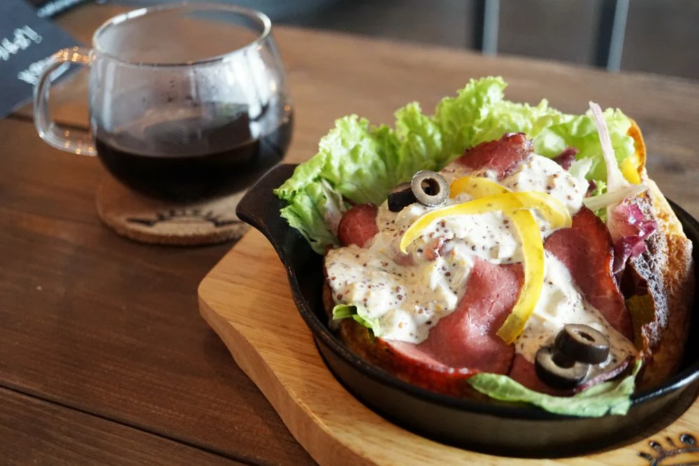 CAFE BRIDGE ローストビーフ自家製ソース添えのダッチベイベーとコーヒー