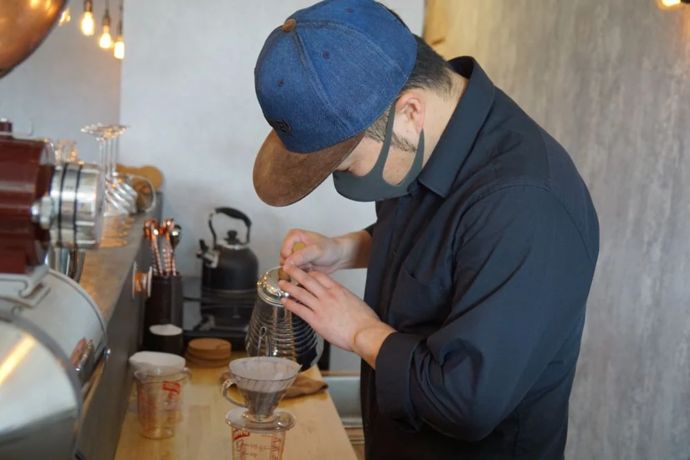 CAFE BRIDGE コーヒーを淹れるようす