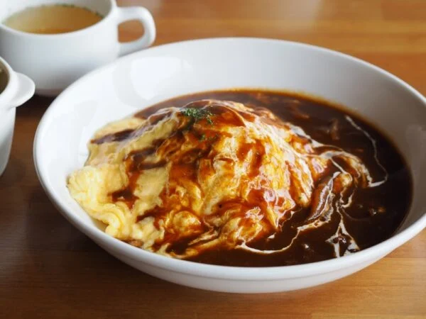 Cafe dining Ospitare(オスピターレ) ～ トロトロ至福のオムライス！カフェにテイクアウトに、みんなが嬉しい大型カフェ