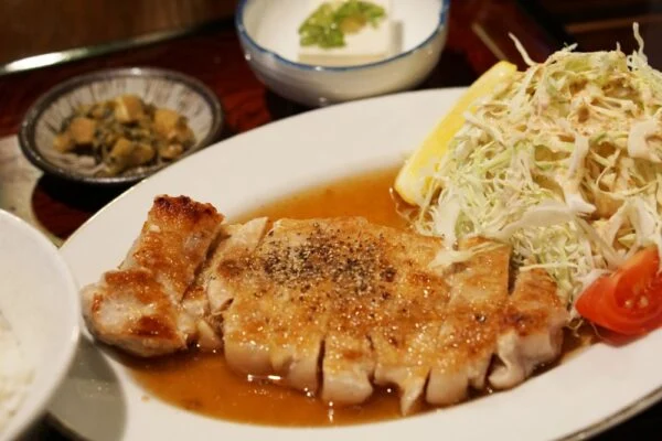 【閉店】ノラネコ食堂真備店 ～ ボリューム満点な定食とお酒に合うおつまみ。地元の人が集まる親しみやすいお店