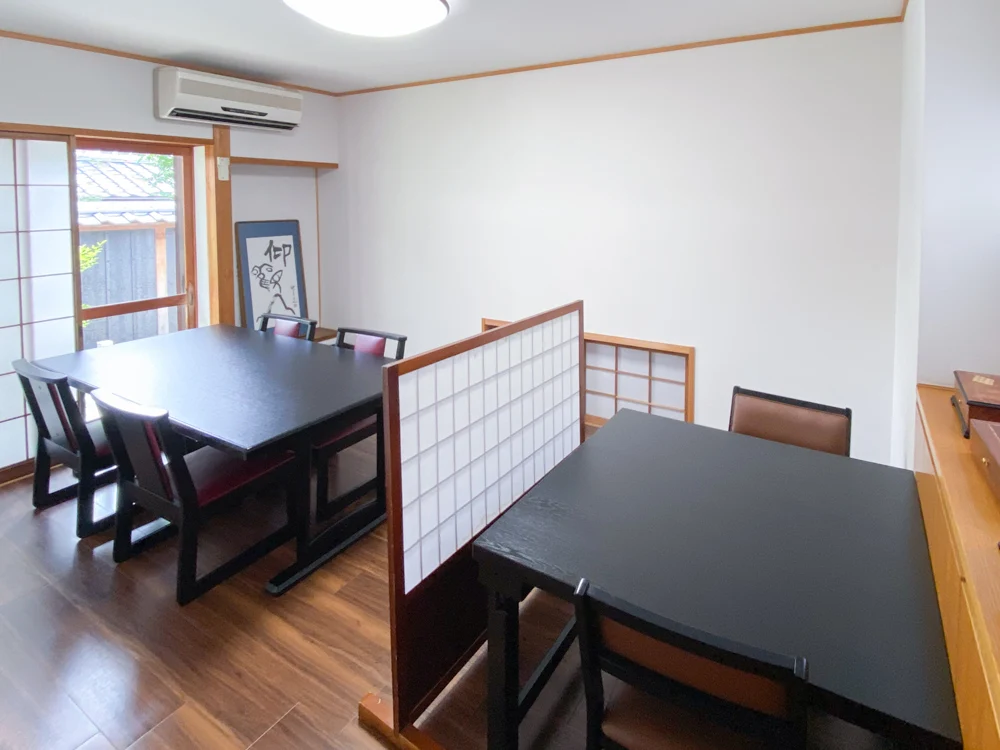 冨來屋本舗 別館:店内(4人がけが1卓と2人がけが1卓)