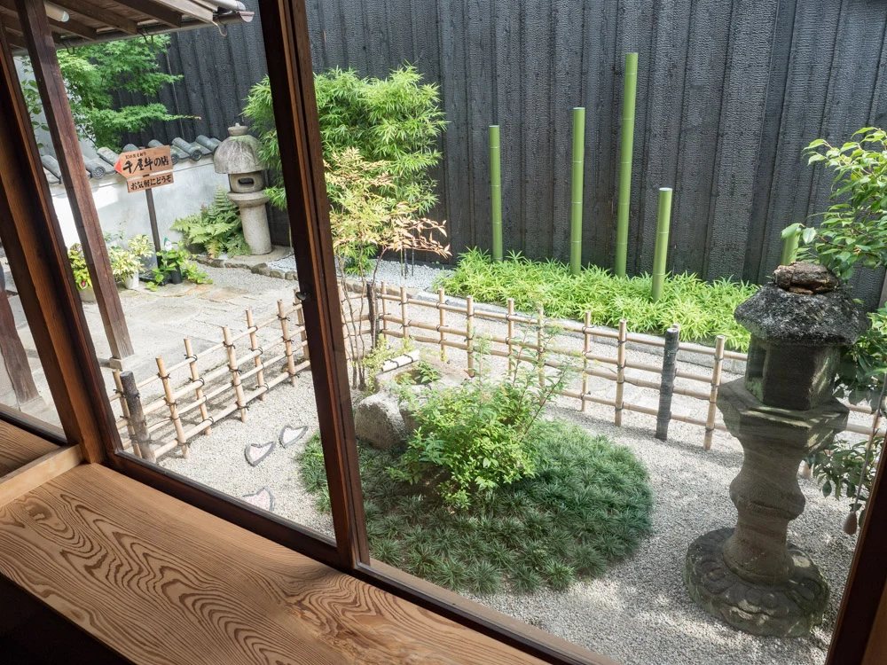 冨來屋本舗 別館:店内(庭が見える席)