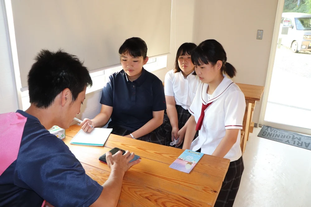 意見交換する難波さんと生徒
