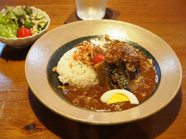 夢空間はしまや ～ 倉敷美観地区の歴史に触れるノスタルジックカフェ。ランチ限定手ごねハンバーグカレーもおすすめ