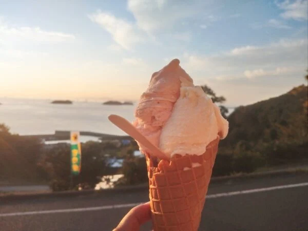 なんちゃって？いちご大福ジェラート 〜 鷲羽高校の生徒が「風美堂」と「シーサイドファームなんば牧場」のコラボ商品を開発