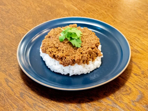 カレー屋 カルダモン 〜 カレー好きな店主が考え作るスパイス香る魅惑のカレー。キーマカレーにエビカレー、さらに週替わりのカレーも楽しめる