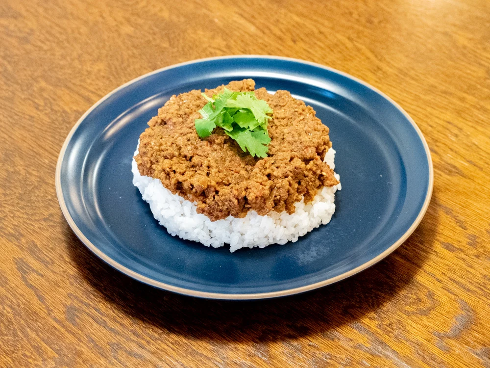 カレー屋 カルダモン 〜 カレー好きな店主が考え作るスパイス香る魅惑のカレー。キーマカレーにエビカレー、さらに週替わりのカレーも楽しめる