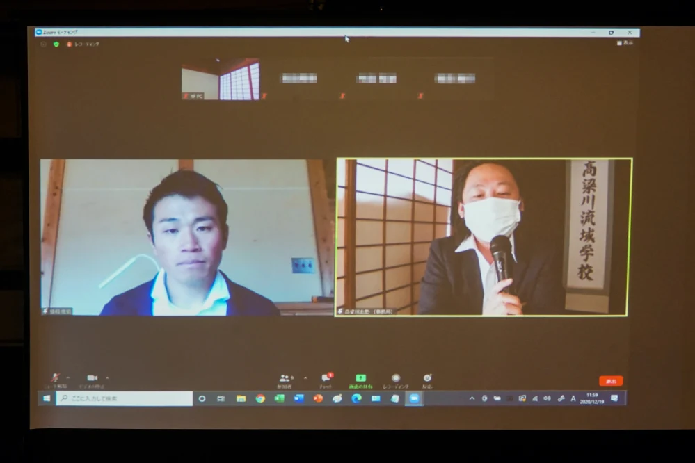 木工職人 佐伯さん(左)と司会の高梁川流域学校 代表理事 坂ノ上博史さん(右)