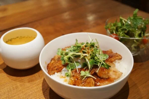 CAFE＆DINING GLITTER(カフェアンドダイニング グリッター) ～ アンティーク家具が並ぶオシャレな空間でおもてなし。美星豚や定食にスイーツなど、豊富なメニューも魅力の真備町のカフェ