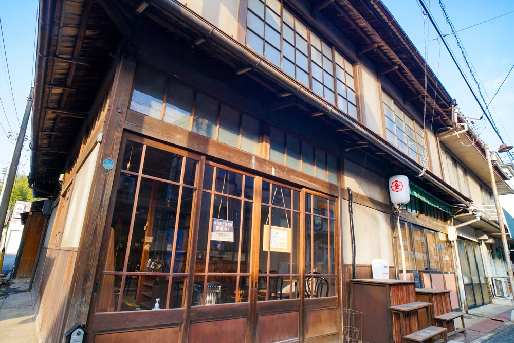 金正館の外観