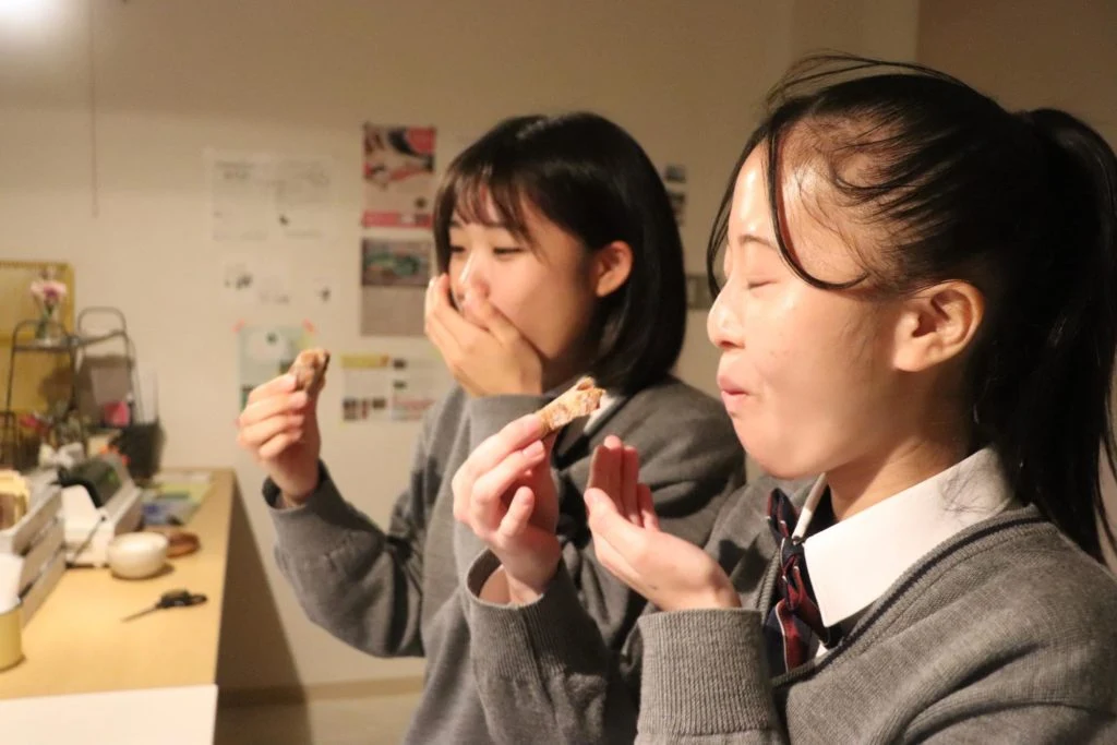 いちじくパンを食べている様子