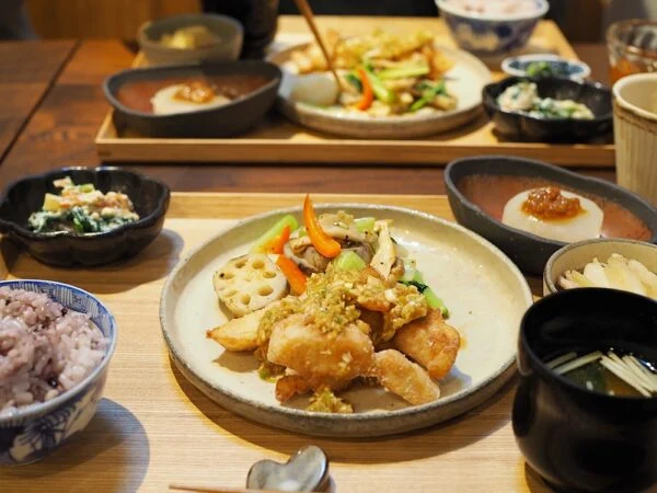 cafe 菜彩(さいさい)  ～ 建物、器、置物すべてに物語がある古民家カフェランチ
