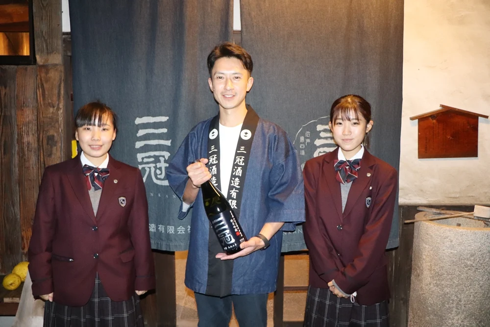 児島鷲羽高校ビジネス科の生徒と三冠酒造の前畠さん