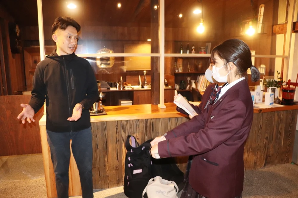 バックパッカーをしていた頃の話をする三冠酒造の前畠さん