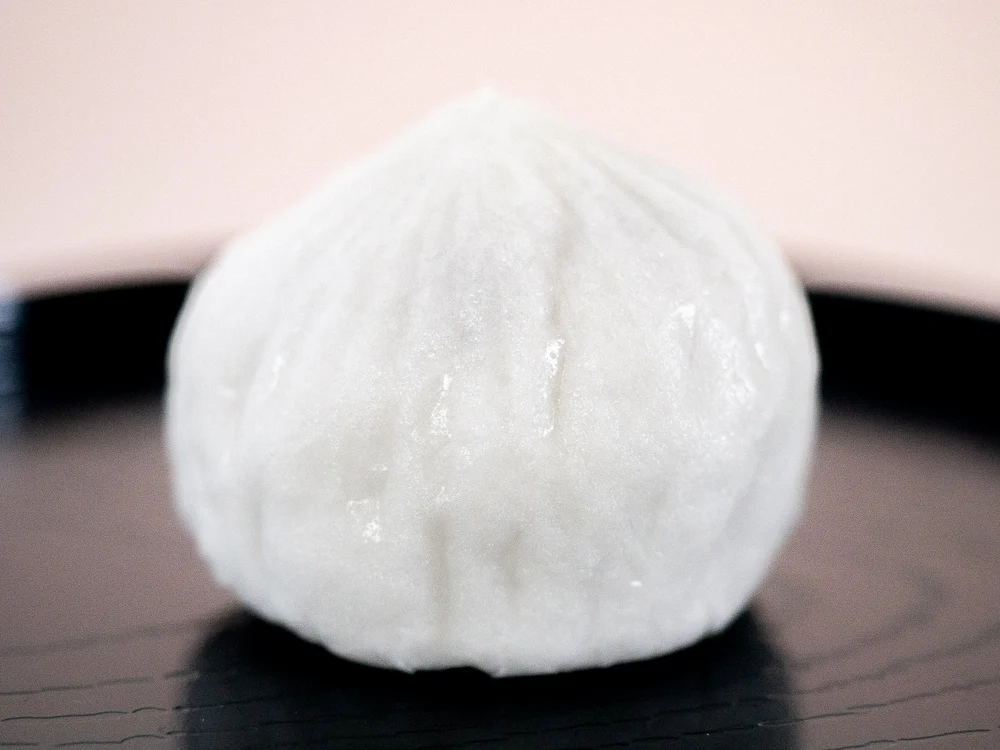 鞠のような丸い形で、ツヤのある美しい白色