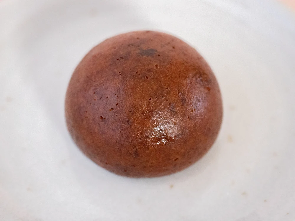 こげまんは、卵くらいの大きさ
