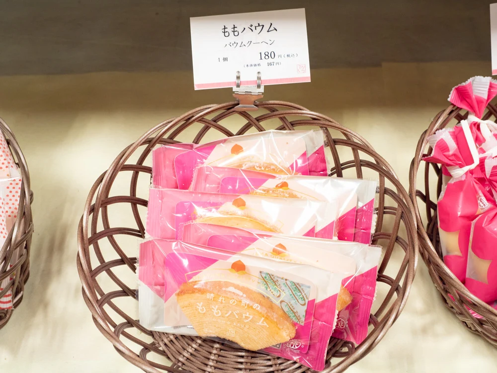 ももバウム(1個 185円) ※令和3年(2021年)3月撮影