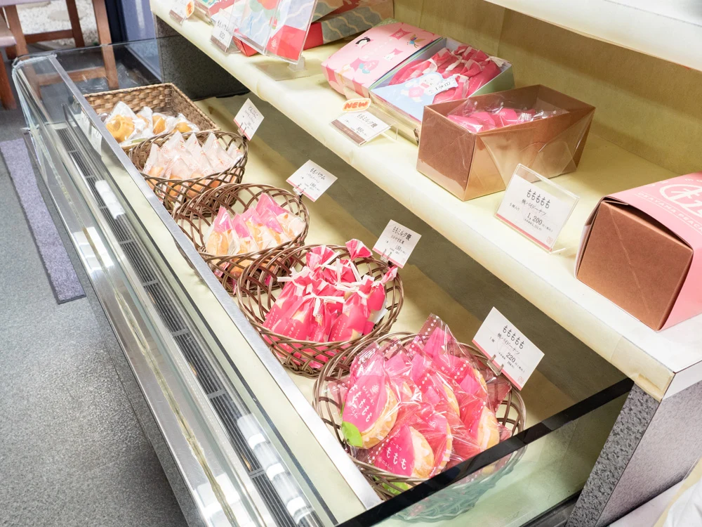 奥側から「どんぶらこ」「ももバウム」「ももミルク饅」「ももももも」