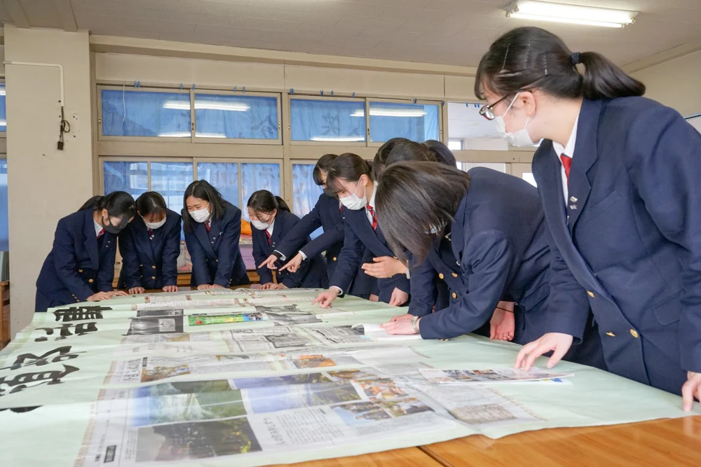 思い出を振り返る書道部メンバー