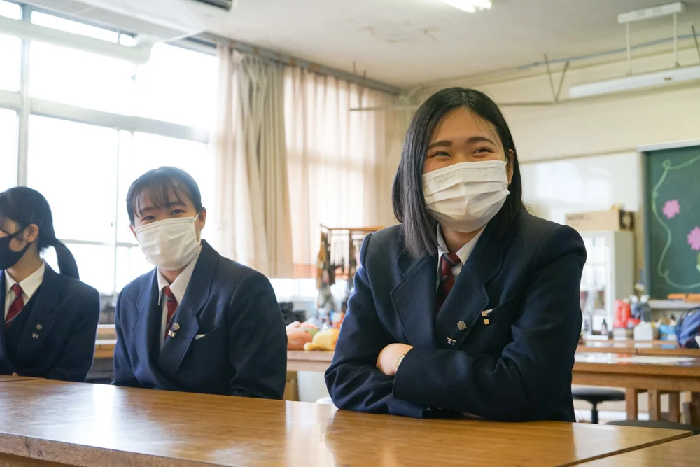 自校を揮毫した生徒
