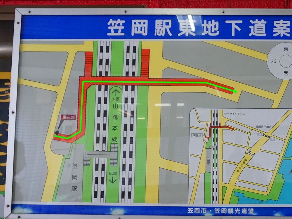 地下道の入り口左手に案内板