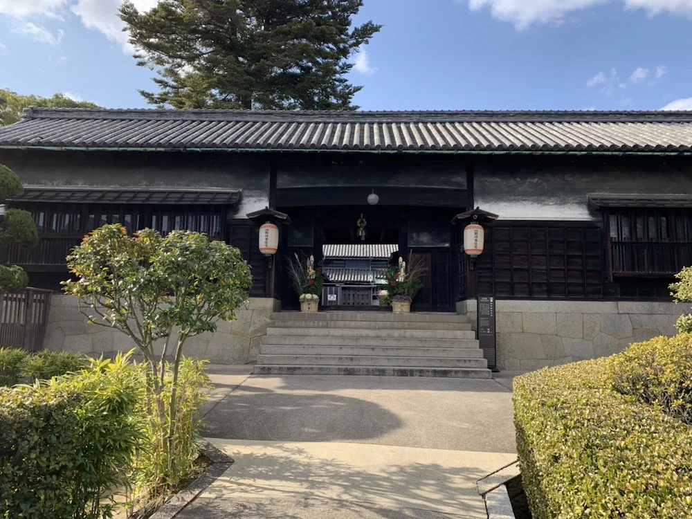 「旧野﨑邸住宅」外観 長屋門