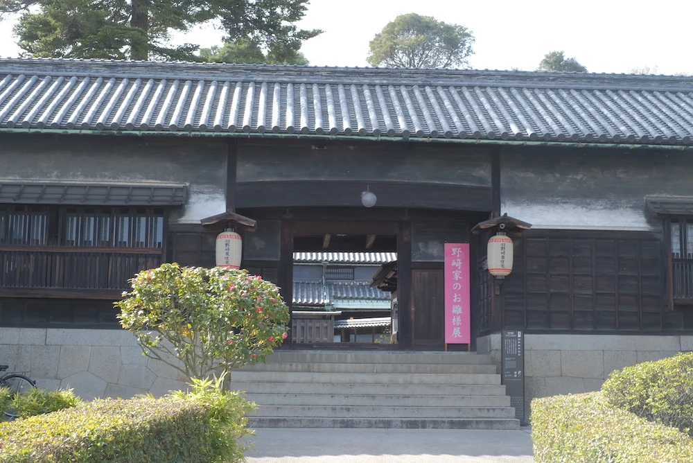 「旧野﨑邸住宅」外観 長屋門