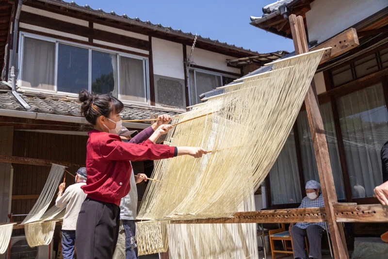 河田賢一製麺工場 ～ 小麦の香りに包まれて 本場・鴨方で手延べ麺づくり体験