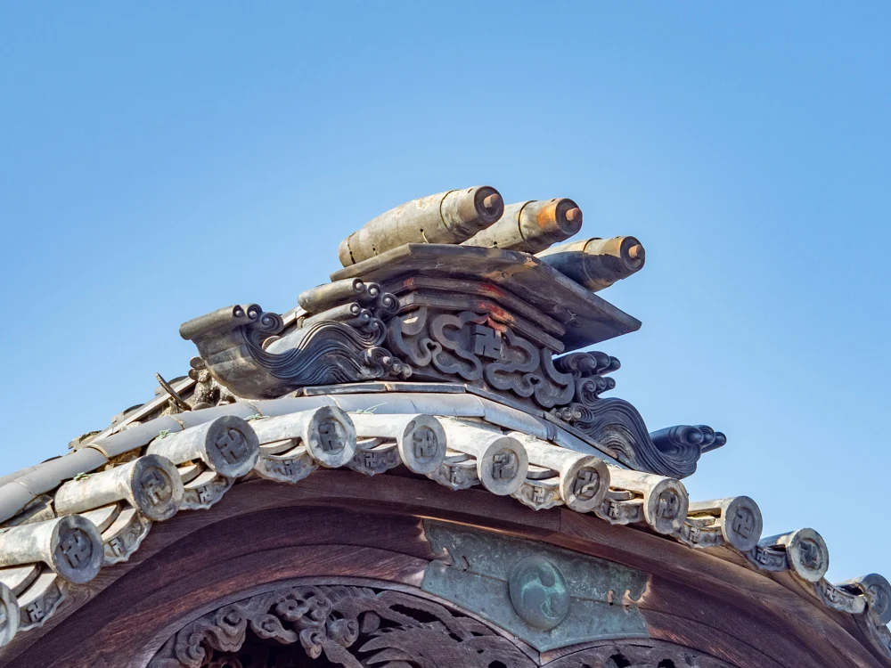 羽黒神社:拝殿 経巻き瓦