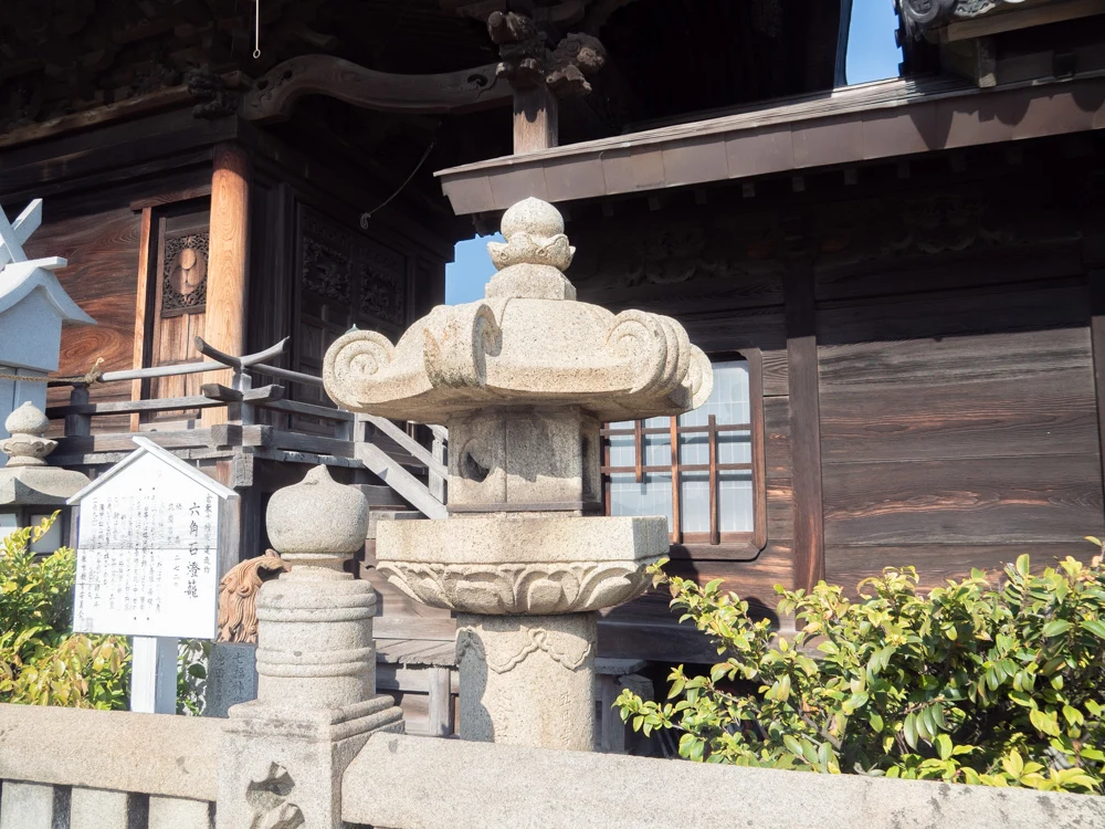 羽黒神社:六角石灯籠