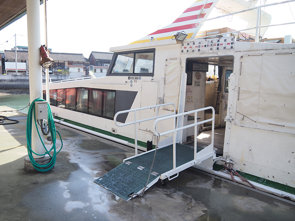 白石島に行くフェリー