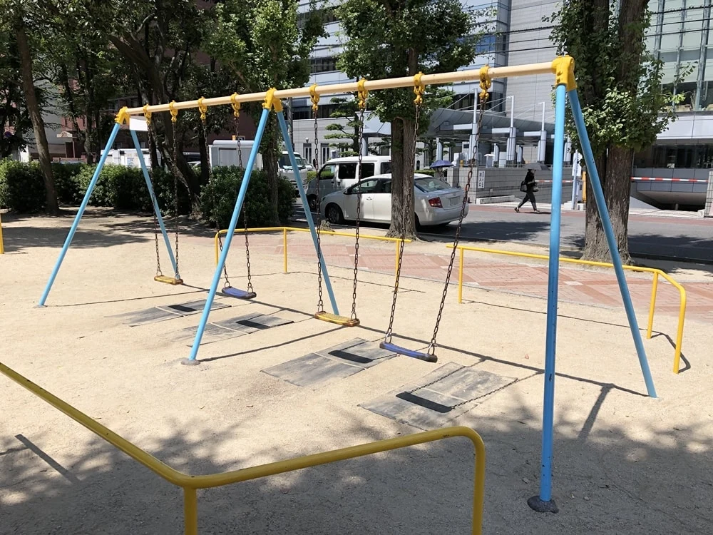 インクルーシブな遊具でない普通のブランコ