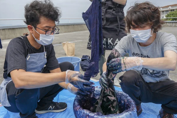 高梁川志塾「フィールドワーク：児島の繊維産業を学ぶ」 〜 染色体験で感じる児島の服作り
