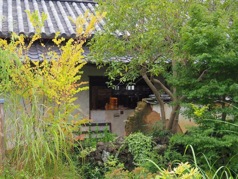 三宅商店カフェ工房_母屋から工房