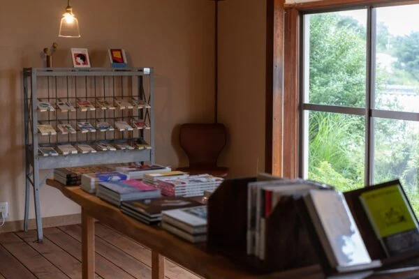 aru ～ ゆったりしたくなる、不定期営業の海の見える小さな本屋