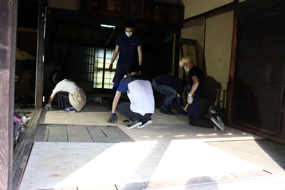 新しい板を張るようす