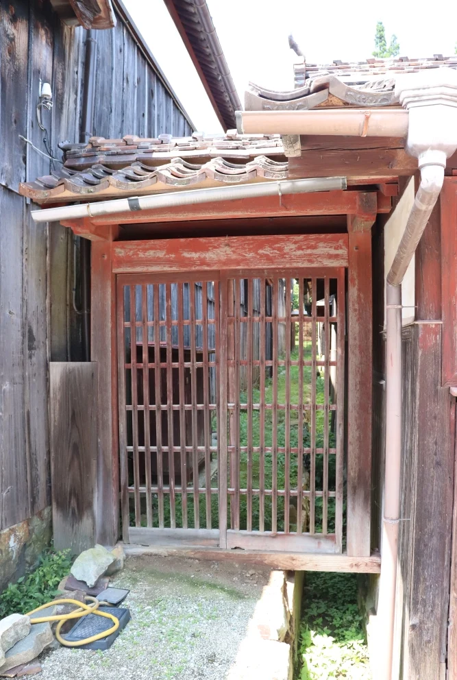 建物の奥行きの深さ
