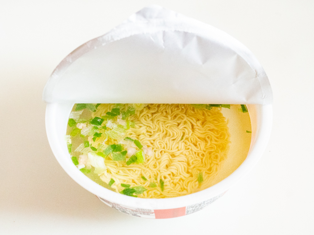 カップ笠岡ラーメン:湯を注いだ