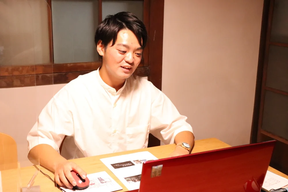 会場の一室でZoomに参加する野間さん