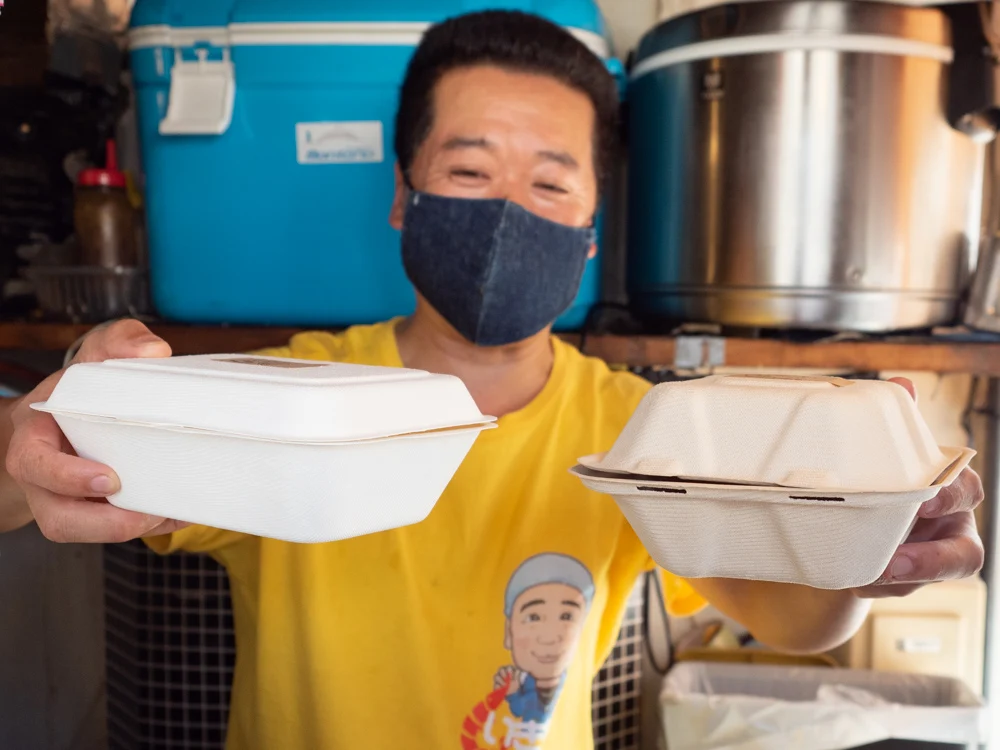 いきな家:新旧の容器を見せる服部英樹さん