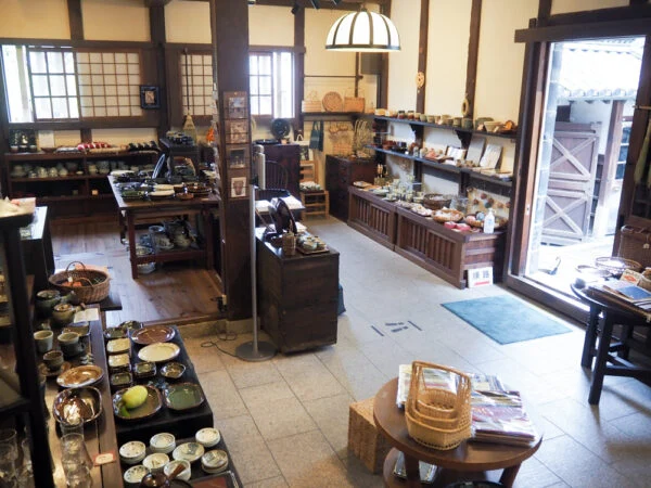 倉敷民藝館 民藝品売り場 ～  2020年リニューアルで広さが3倍に。ゆったり空間で、お気に入りの民藝品を探す