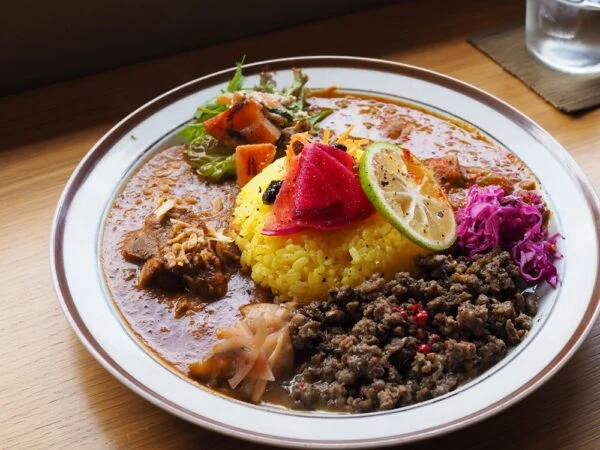 カレーとコーヒーのお店774(ナナシ) ～ 食をとおして町の未来に真剣に向き合う、若き店主の挑戦