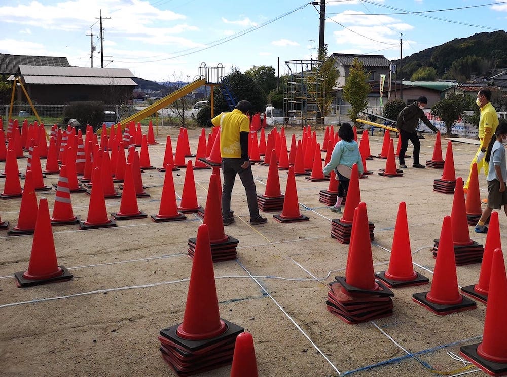 フライオーバー笠岡で飛ぶ室屋選手を出迎える市民