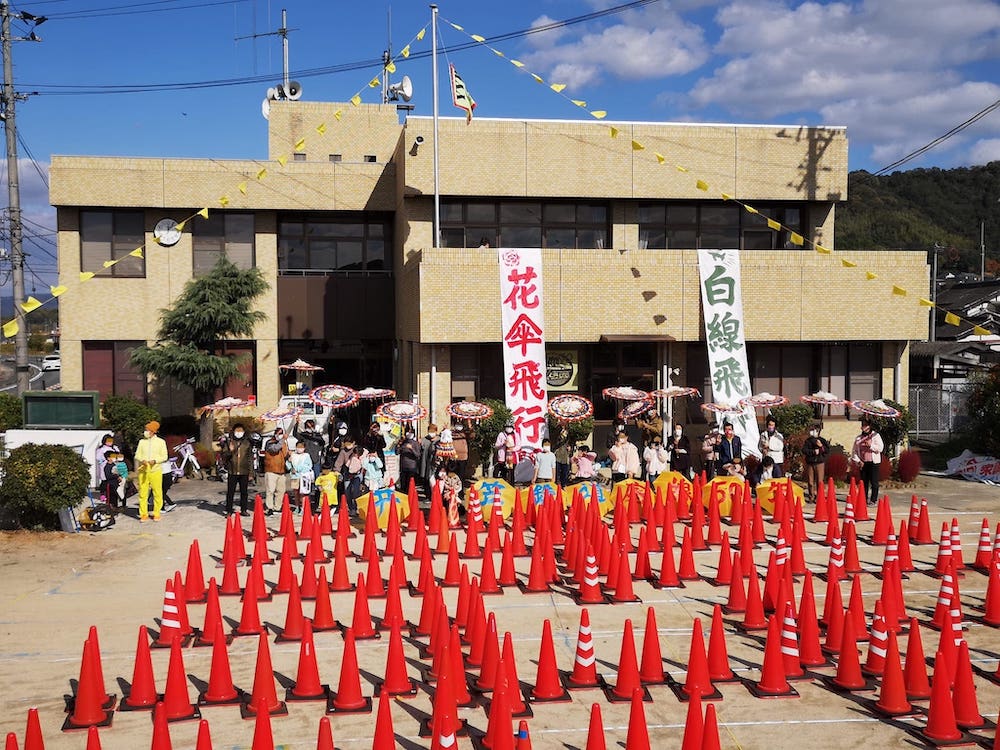 フライオーバー笠岡で飛ぶ室屋選手を出迎える市民がコーンでメッセージ